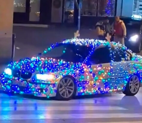 auto_okicen_bozicnim_lampicama_pula